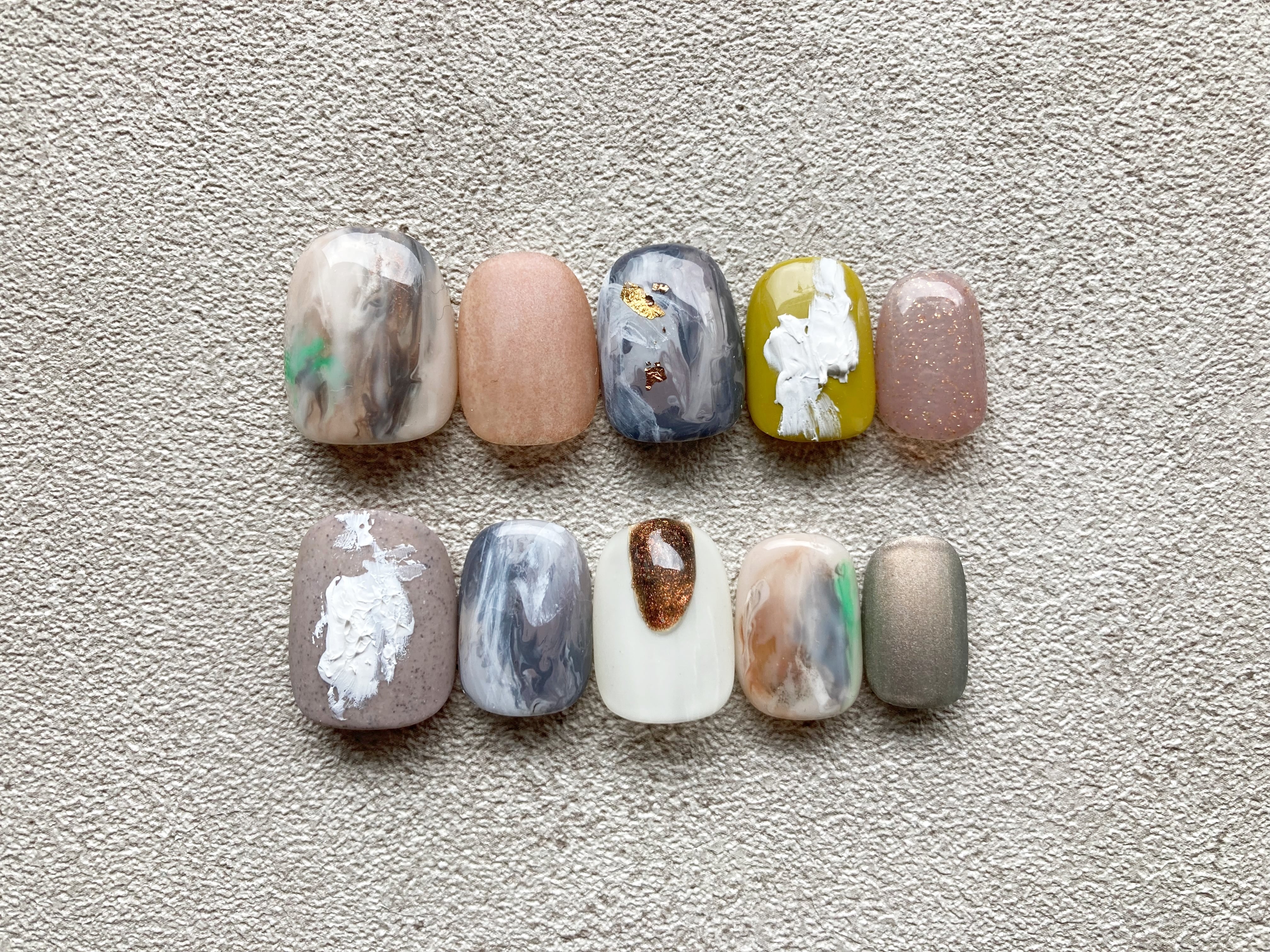 ホワイトモカ×ピスタチオ×ホワイトアートのカラフルネイルチップ | embellir Nail ネイルチップ専門店 powered by BASE