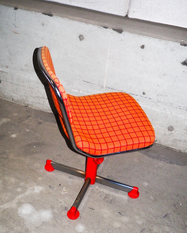 Height-adjustable check chair