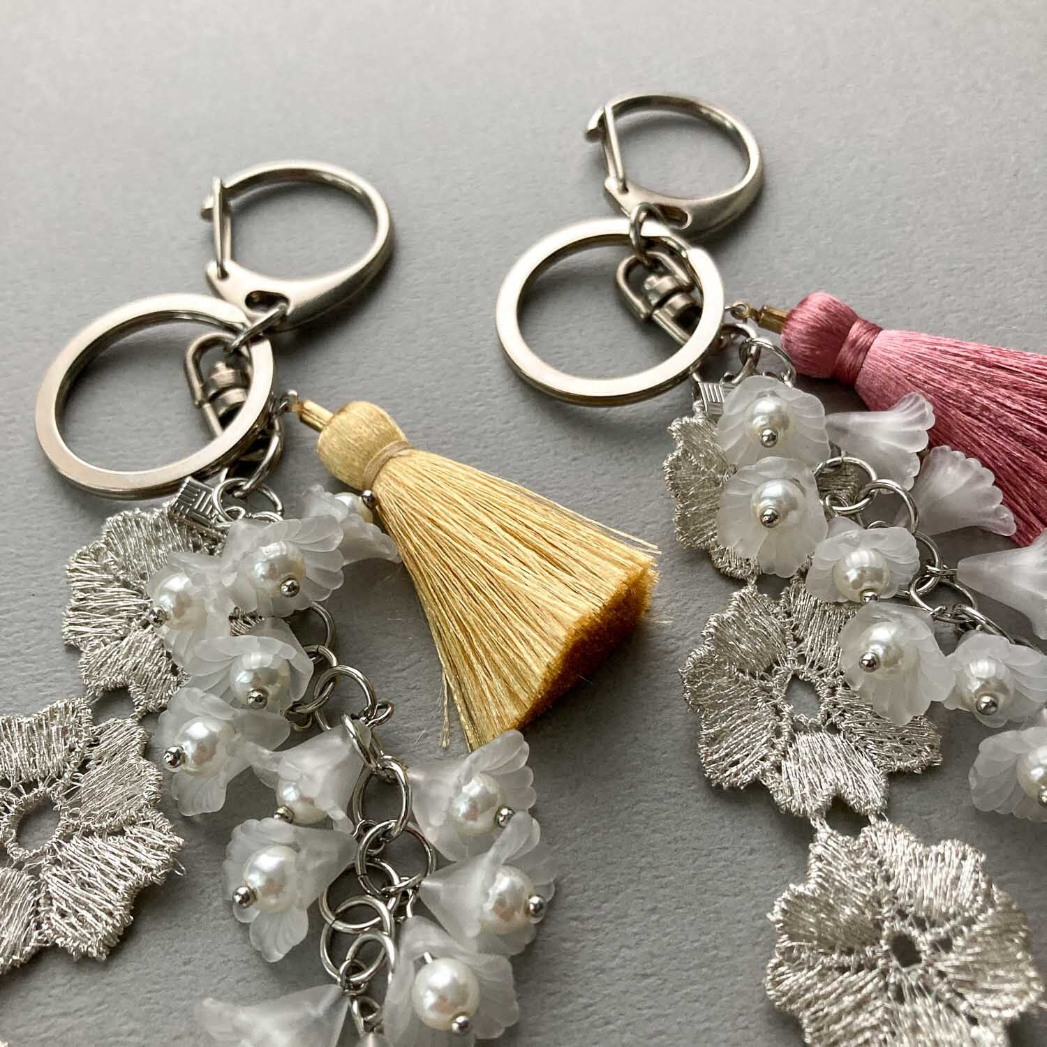 モチーフレースとカラフルタッセルのバッグチャーム | Dua