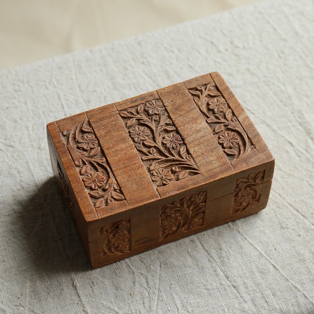 美しい模様の木彫りの箱 1