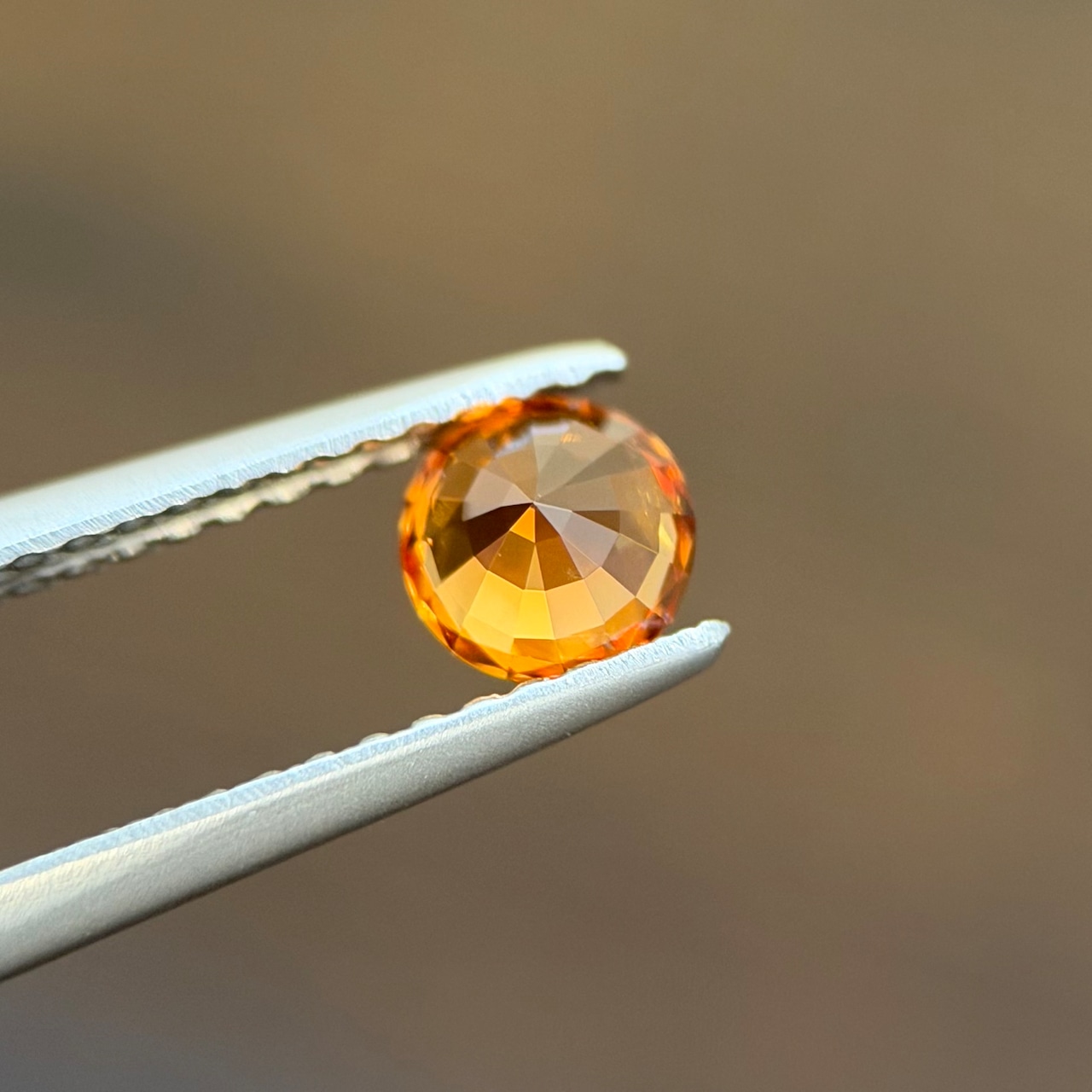 マンダリンガーネット 4.5x4.5x3.1mm, 0.54ct, ナイジェリア産