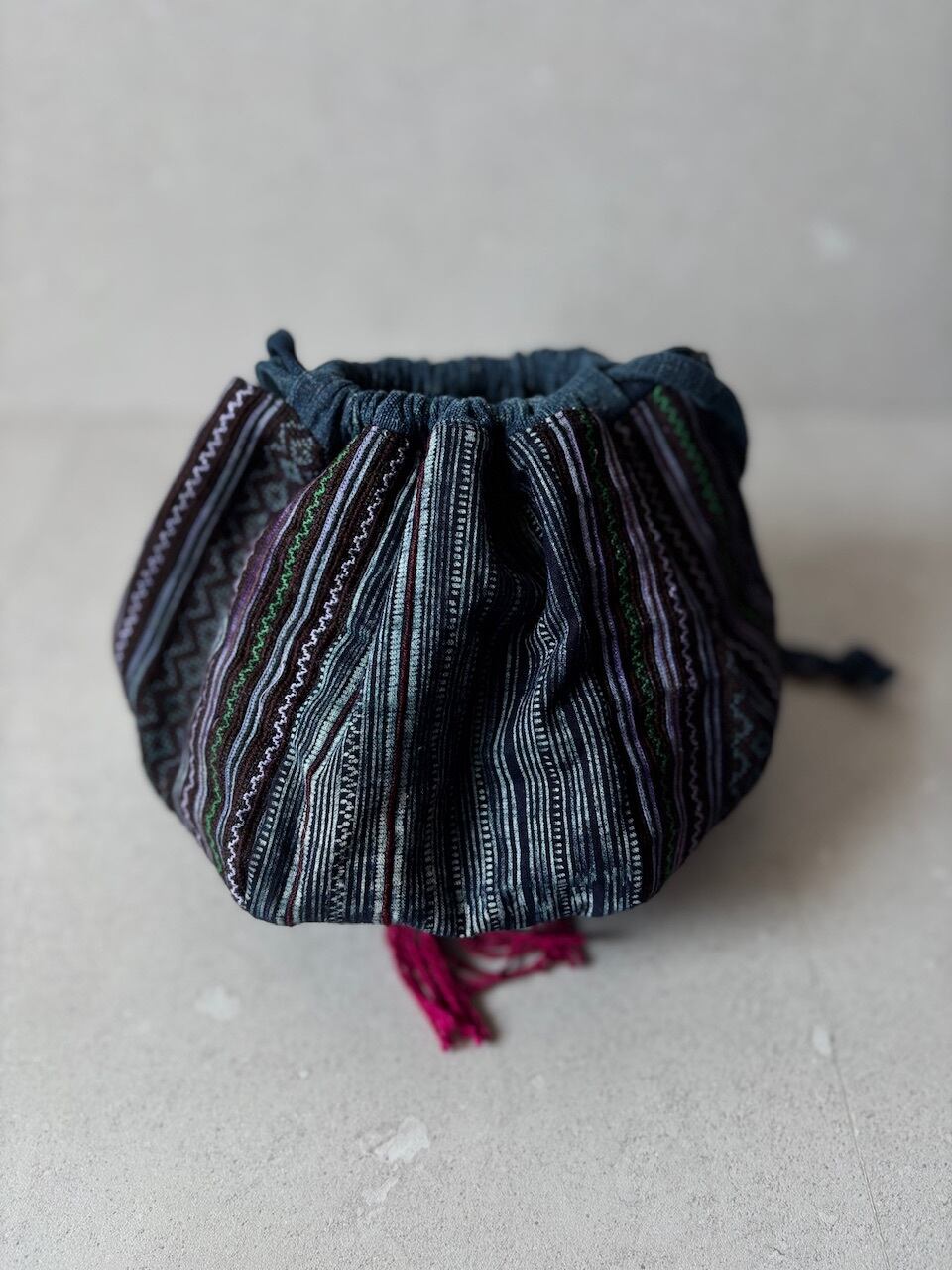 ロッカク 黒モン族 ろうけつ染め 刺繍 バック | bami モン族スカート通販