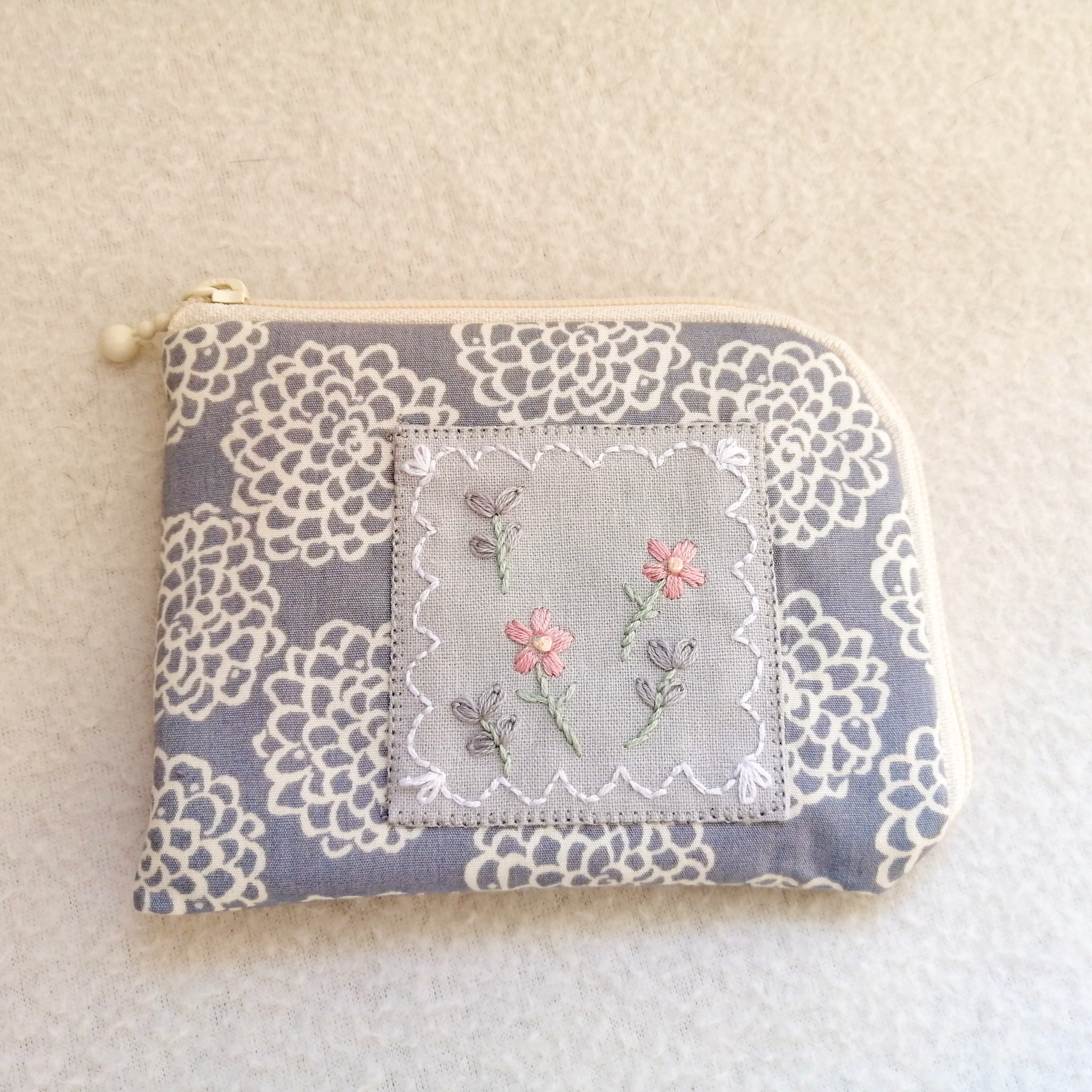 L字ファスナーミニ財布 お花の額刺繍 ブルーグレー