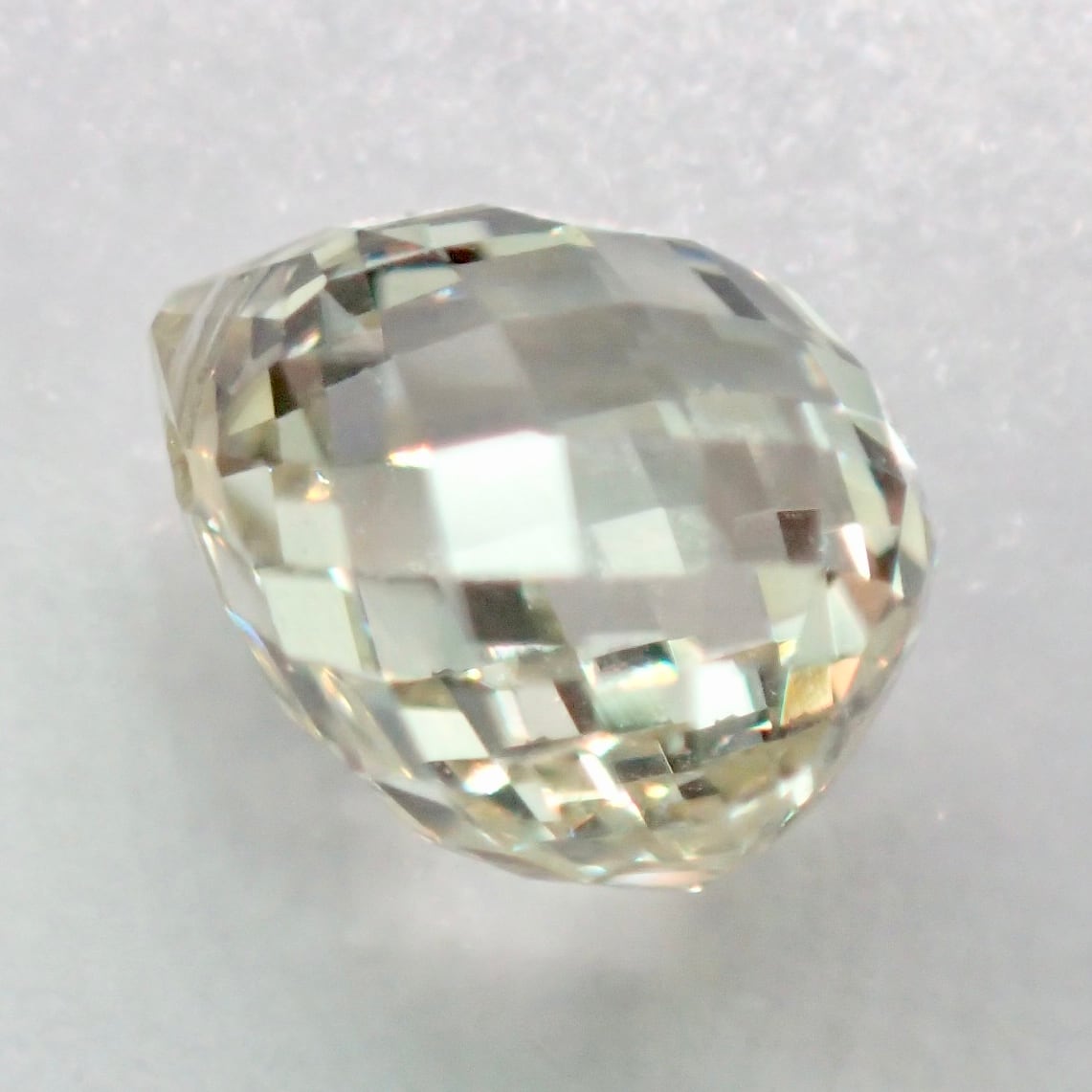 ブリオレットカット ピンクダイヤ 0,139ct ルース