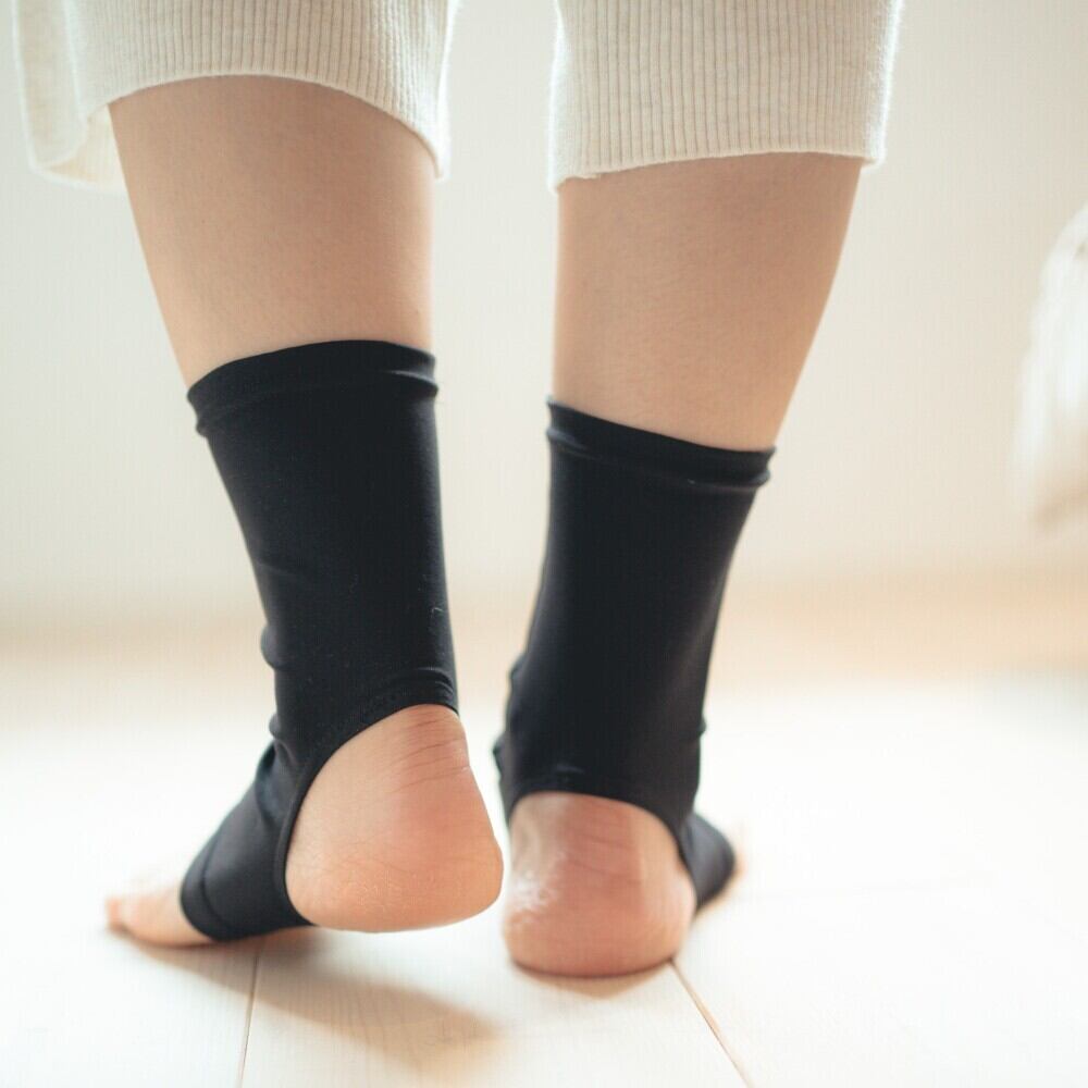 魔法の最強足のリフトアップ　生地の内側にプリントされた天然鉱石が、足首からふくらはぎにかけてのツボ(経絡)を刺激し、正しい筋肉のバランスをサポートします。  1.健康で美しい足元に 筋肉バランスが整い、足首が細くなります。 土踏まずのアーチが正しい位置に整います。 2.心地よく快適なサポート 足首の可動域が広がり、動かしやすくなります。 足の疲労が軽減され、疲れにくくなります。 3.内側からの美しさ 血流が促進され、足先まで暖かく感じます。 むくみが改善されます