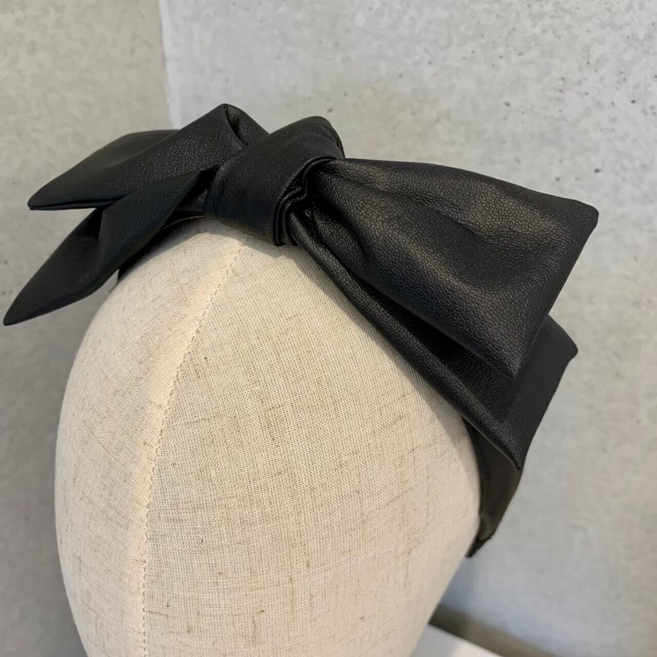 再販!! 即納 日本製】レザー リボンカチューシャ（黒） レザー