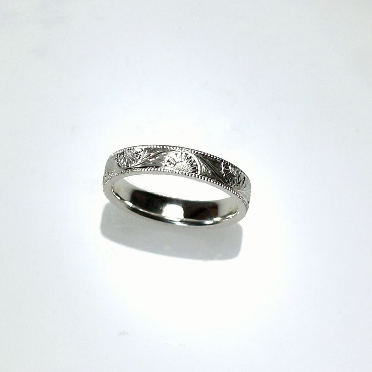 Pt900 手彫りリング(菊) 4㎜幅 | Atelier Ozaki