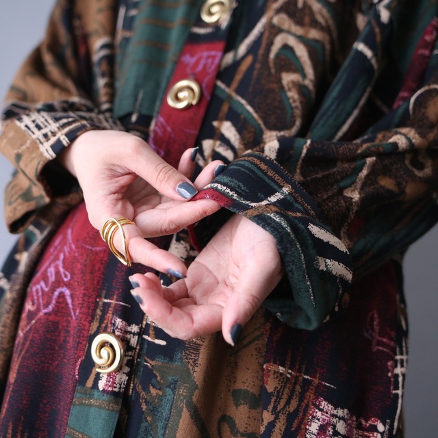 dark coloring full art pattern uzu big gold button over silhouette h/s shirt