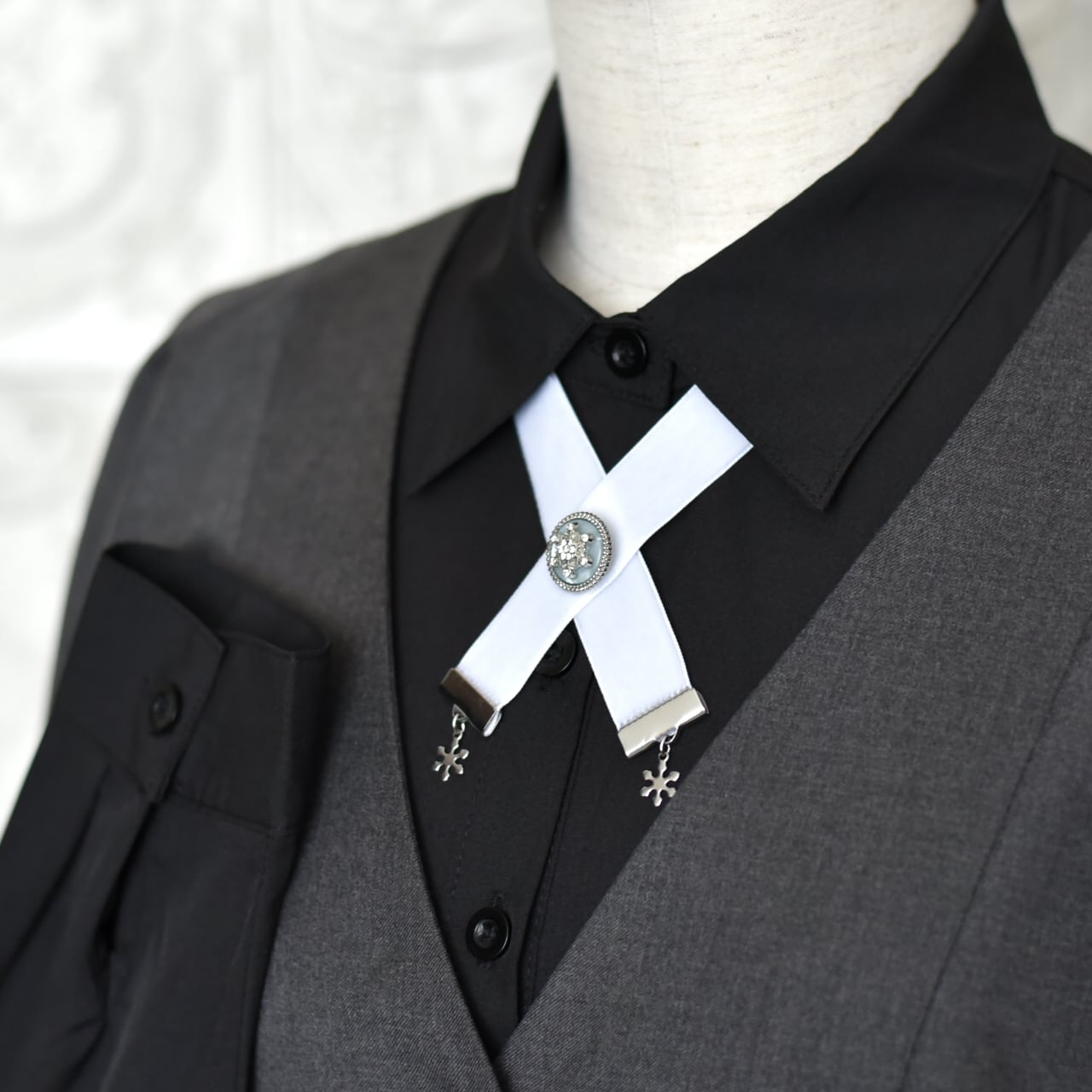 銀幕の残響|凍てつく記憶を抱いて雪の暫時を纏うクロスタイチョーカー/スノーフレーク ホワイト 雪 結晶