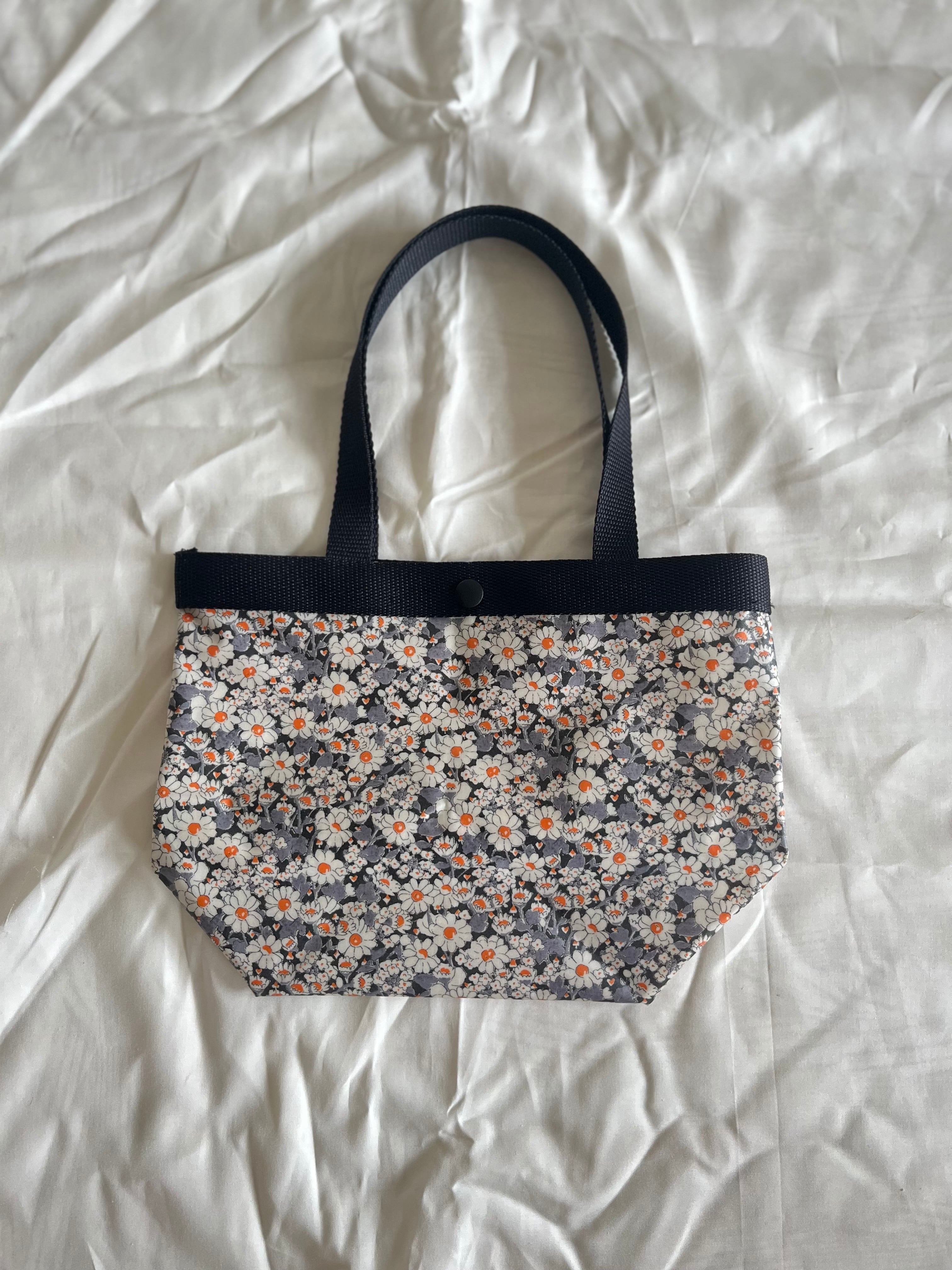 リバティ ラミネート生地のトートバッグ