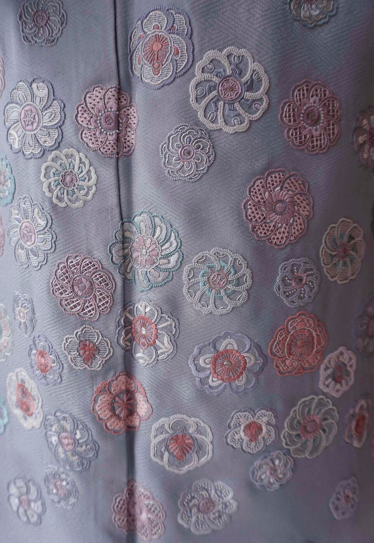 袷】藍鼠地 花刺繍文 附け下げ | 大山キモノ・ちぇらうなぼるた