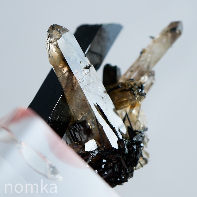 エジリン＆スモーキークォーツ台付原石【マラウイ共和国産 / 約9.6g / アクリルベース固定】ngem-0300