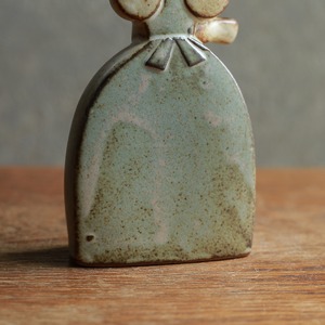 こちらを見つめる、味わい深いキャンドルスタンド 4