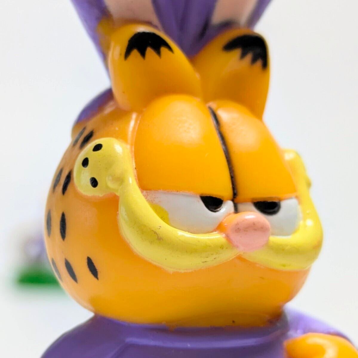 ☆VINTAGE 80'☆【 Garfield ( ガーフィールド ) 】 PVCフィギュア キーホルダー イースターバニー / パープル 〚アメリカン雑貨 アメトイ〛