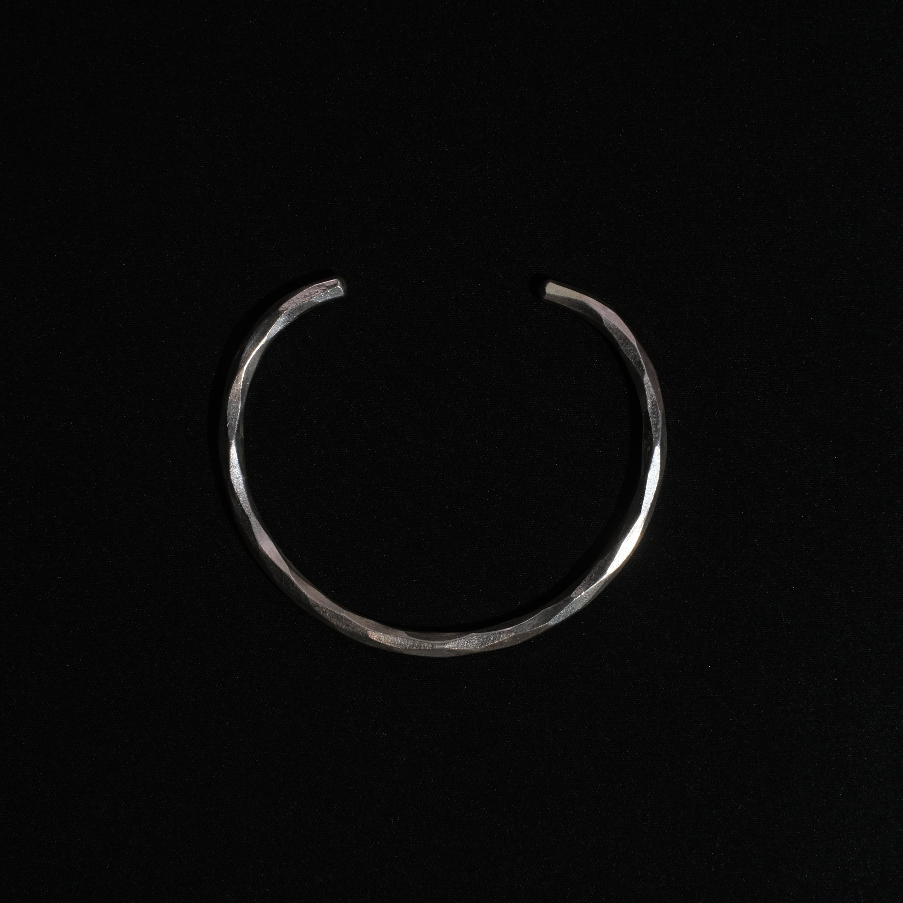 Karen Silver/Silver950 タタキデザインバングル/軽研磨仕上げ