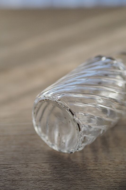 ガラス越し螺旋スパイラル-antique baccarat perfume bottle