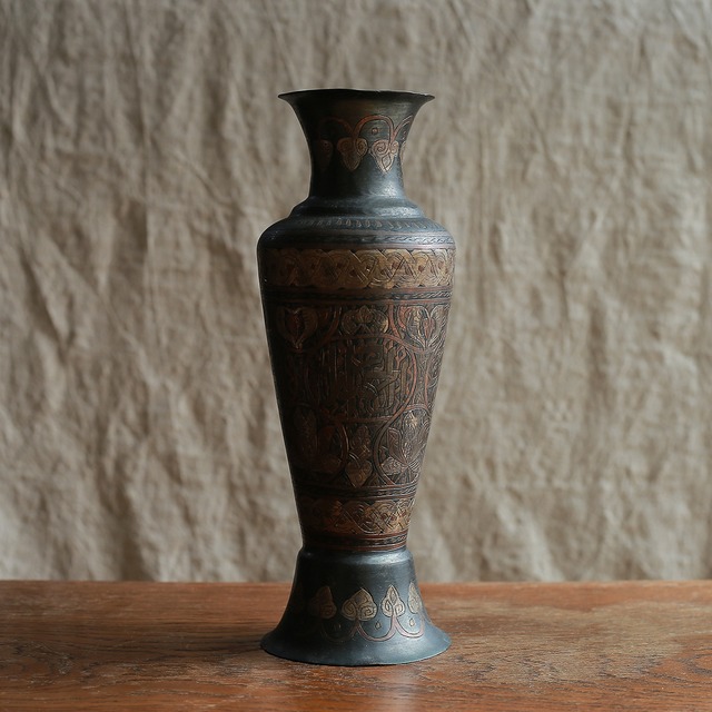 上質感漂う、真鍮のフラワーベース