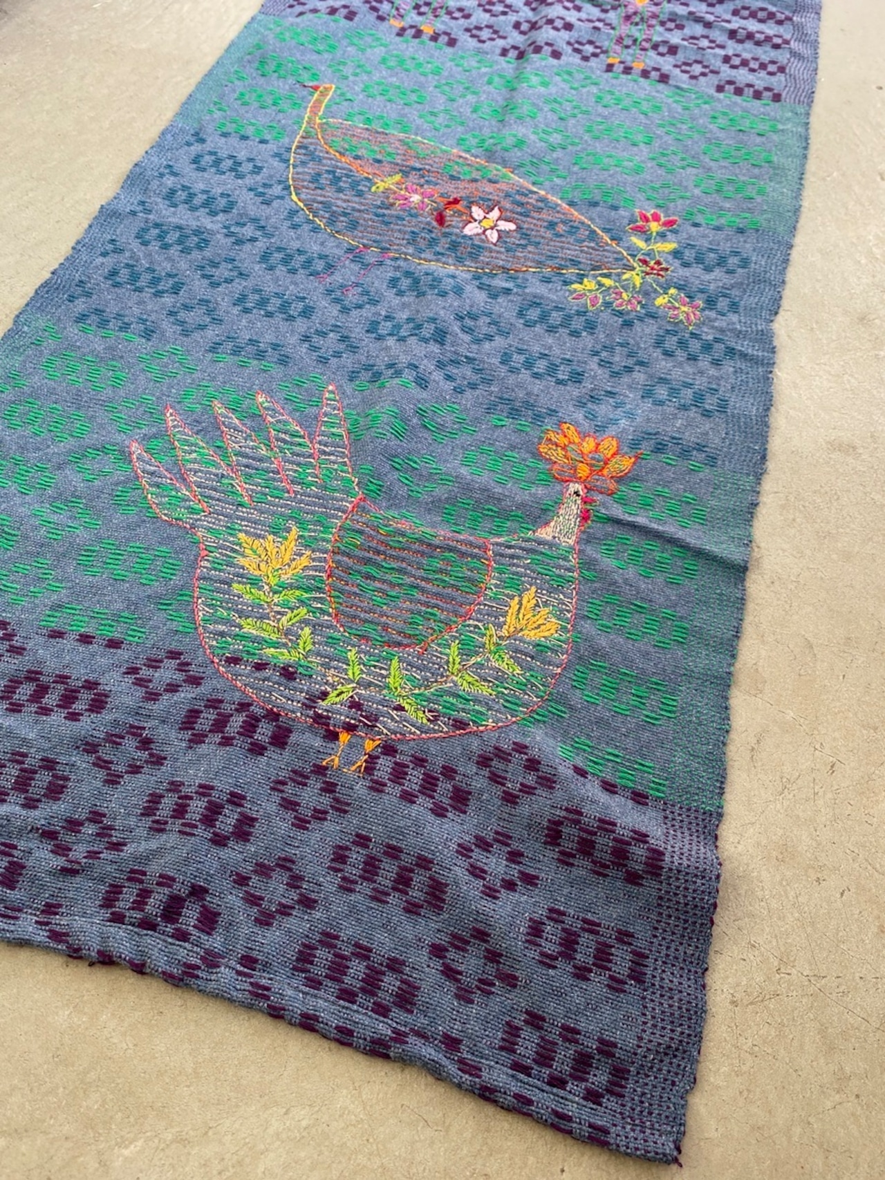 刺繍マルチカバー ロング大 ブルー 鳥と牛モチーフ