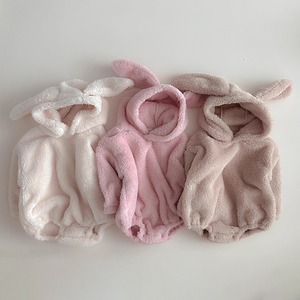 【BABY】冬作モコモコ兔帽子付きボアロンパース
