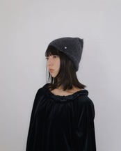 FOURAM - Fox Cashmere Knit Cap ：Gray｜固定ピンブローチ／起毛の陰影
