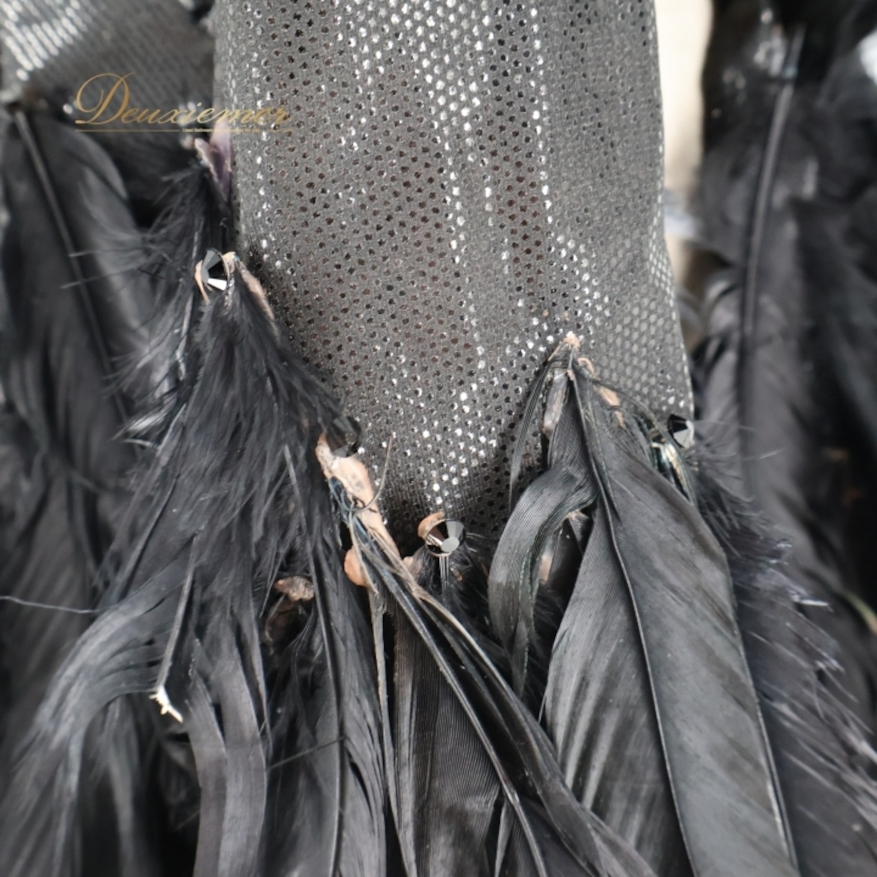 社交ダンス 衣装 ラテン ドレス ワンピース 黒 羽 デモ 競技 ダンス パーティ 発表会 襟 目立つ 個性的 特徴的 細身 ブラック系 コスチューム 豪華 レディース おしゃれ 目を引く 魅力的 派手