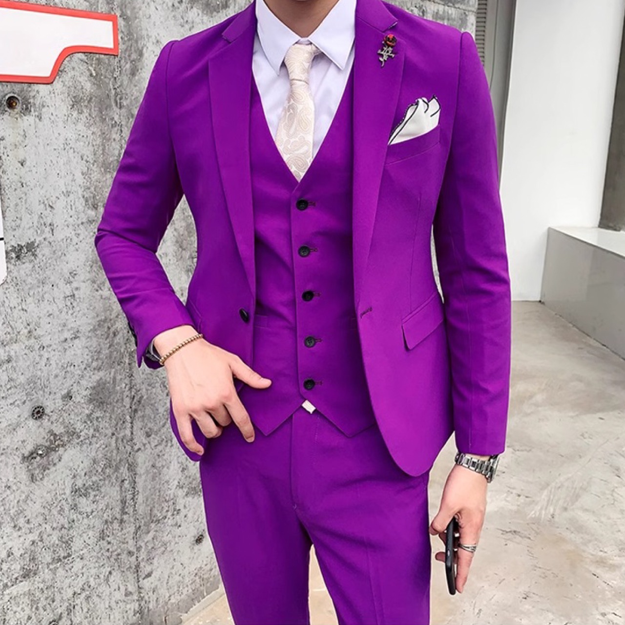 細身のシルエットと洗練されたデザインで注目を集める韓国スタイルのメンズスーツ　SU016