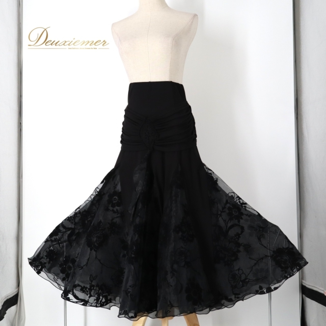 社交ダンス 衣装 スカート ブラック系 タカダンス TAKA DANCE 黒 シンプル 透け感 花柄 バラ柄 植物柄 チュール ベロア ふんわり フレア 上品 大人っぽい おしゃれ 練習着 レッスン レッスン着 練習 ブラック おしゃれスカート フレアスカート ダンス衣装 練習用 チュールスカート 大人女性 花柄スカート 透けスカート ボリューム感 ダンス用スカート エレガント ブラックファッション ふんわりスカート