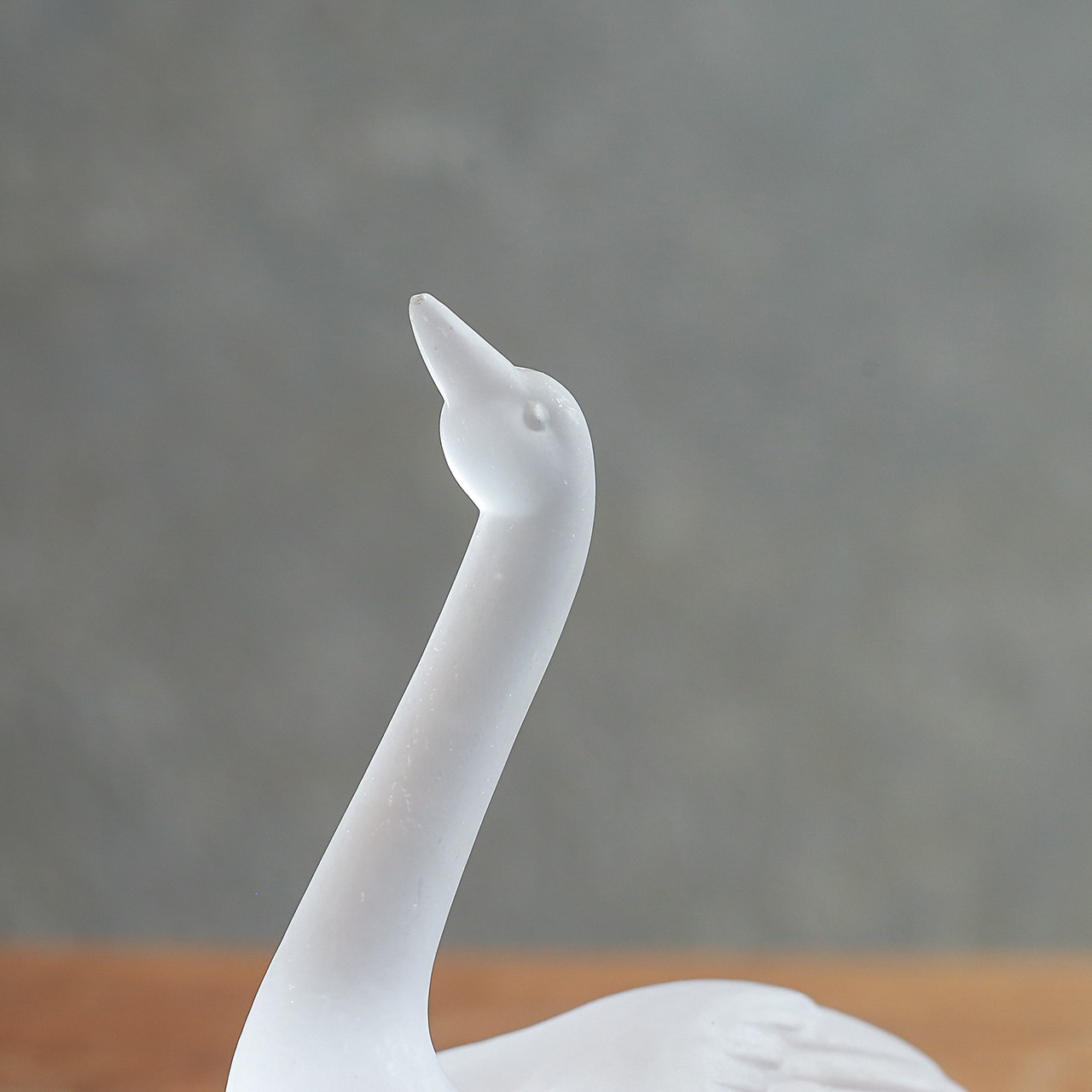 明日を見つめる、可憐なガラスの白鳥 1