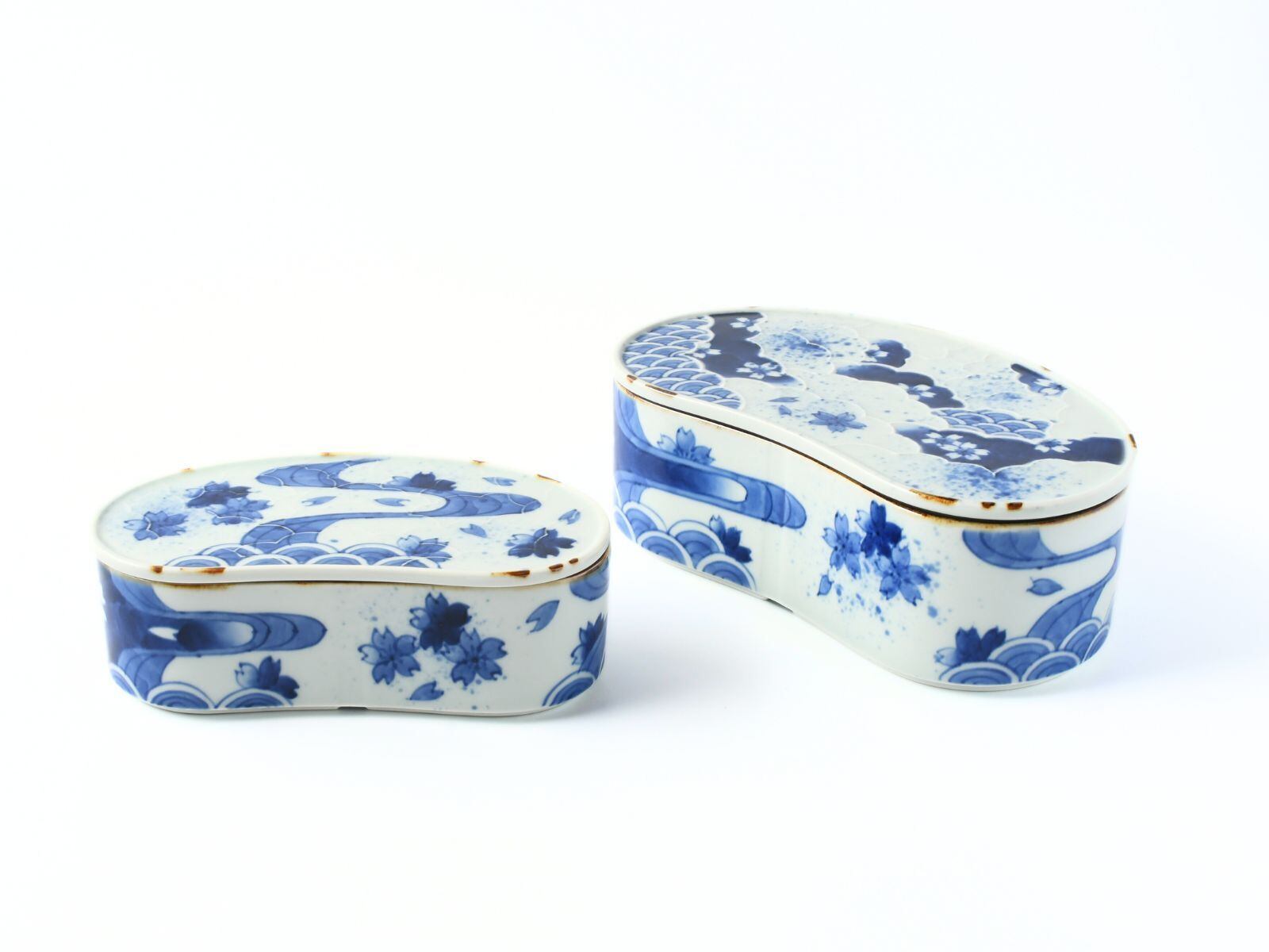 有田焼 福泉窯 染付変り桜散し 繭型蓋物 【大】 | ARITAYAKI STORE 有田焼 福泉窯 染付変り桜散し 繭型蓋物 【大】 | ARITAYAKI STORE