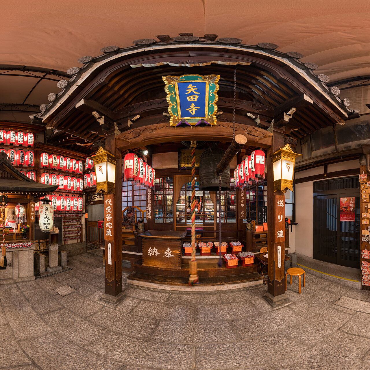 無数の提灯に囲まれる矢田地蔵尊