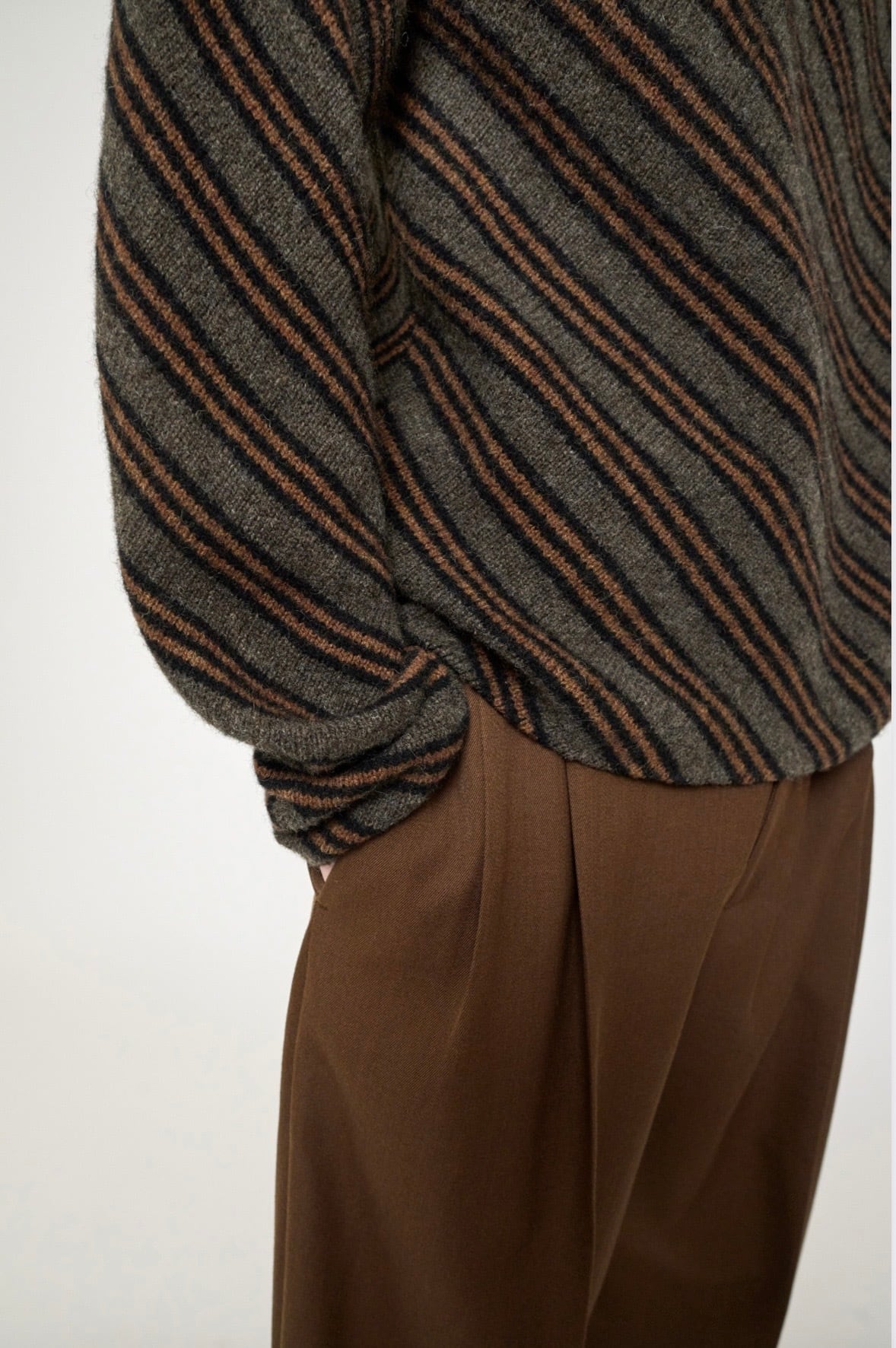 Cristaseya  [DIAGONAL STRIPED SWEATER]