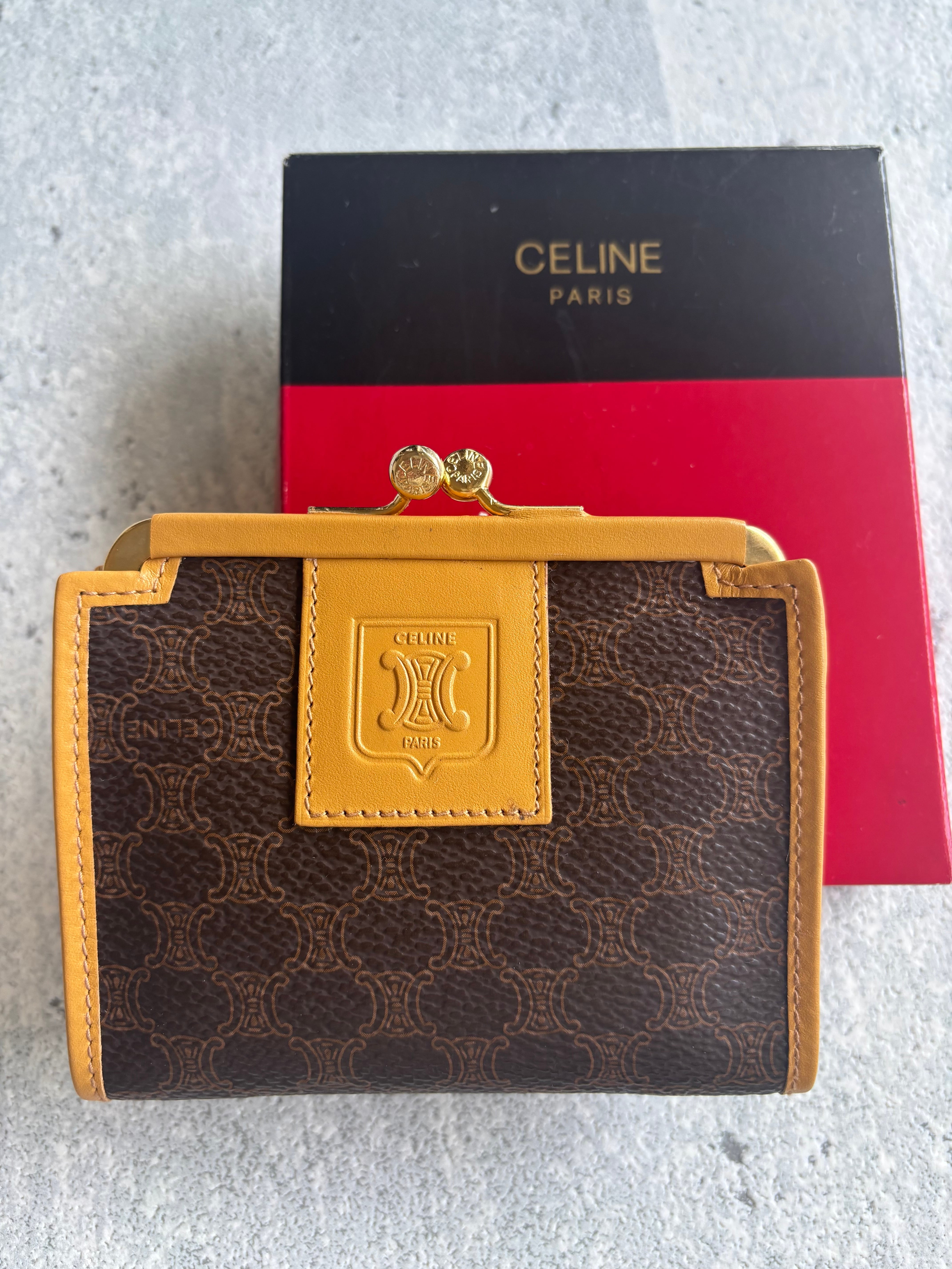 CELINE フラップトリオンフ型押し レザーがま口財布 ブラック | Petit