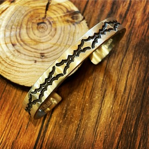 ノラタヘ（Nora Tahe)スタンプワークバングル