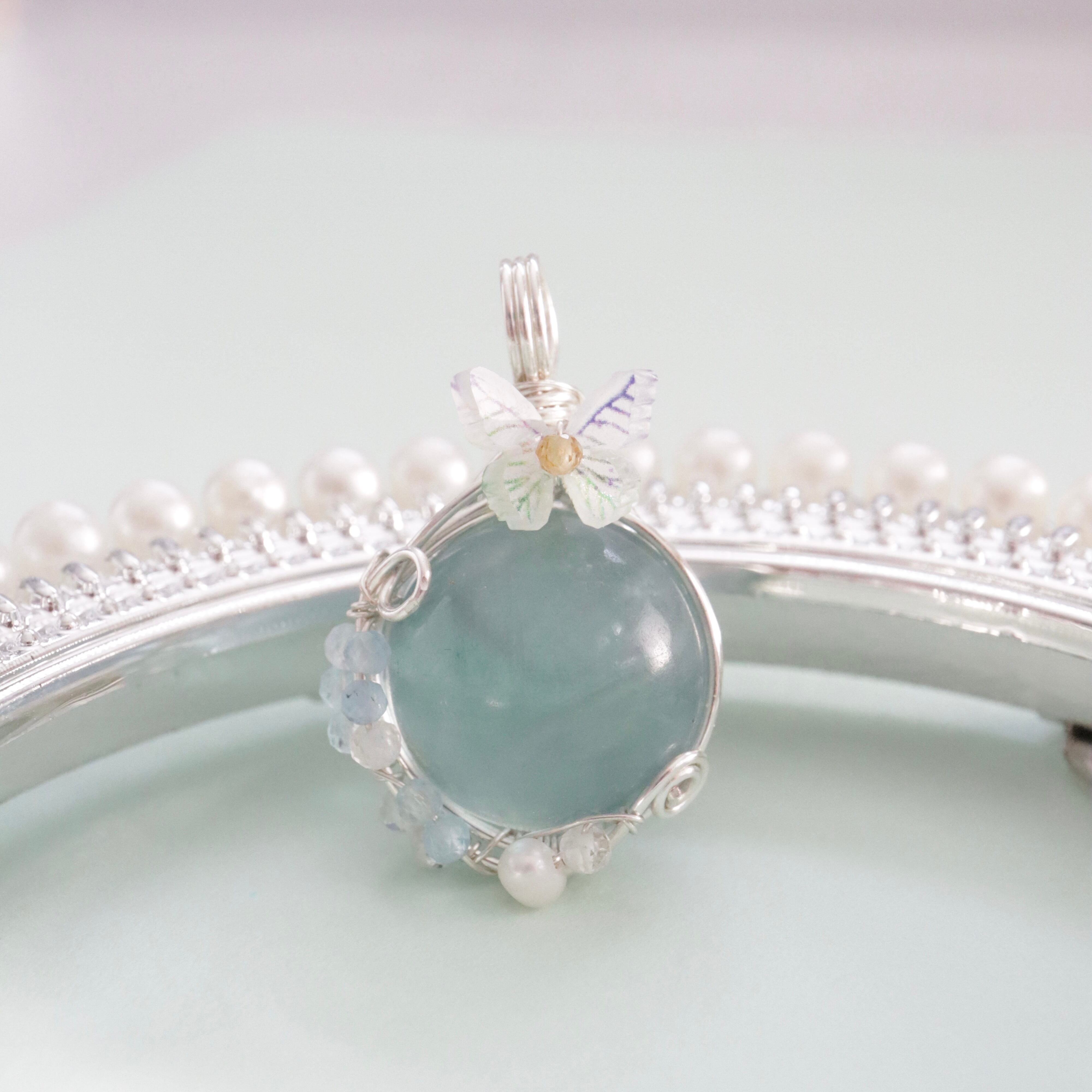 フローライト スフィア 蝶々舞うペンダントトップ