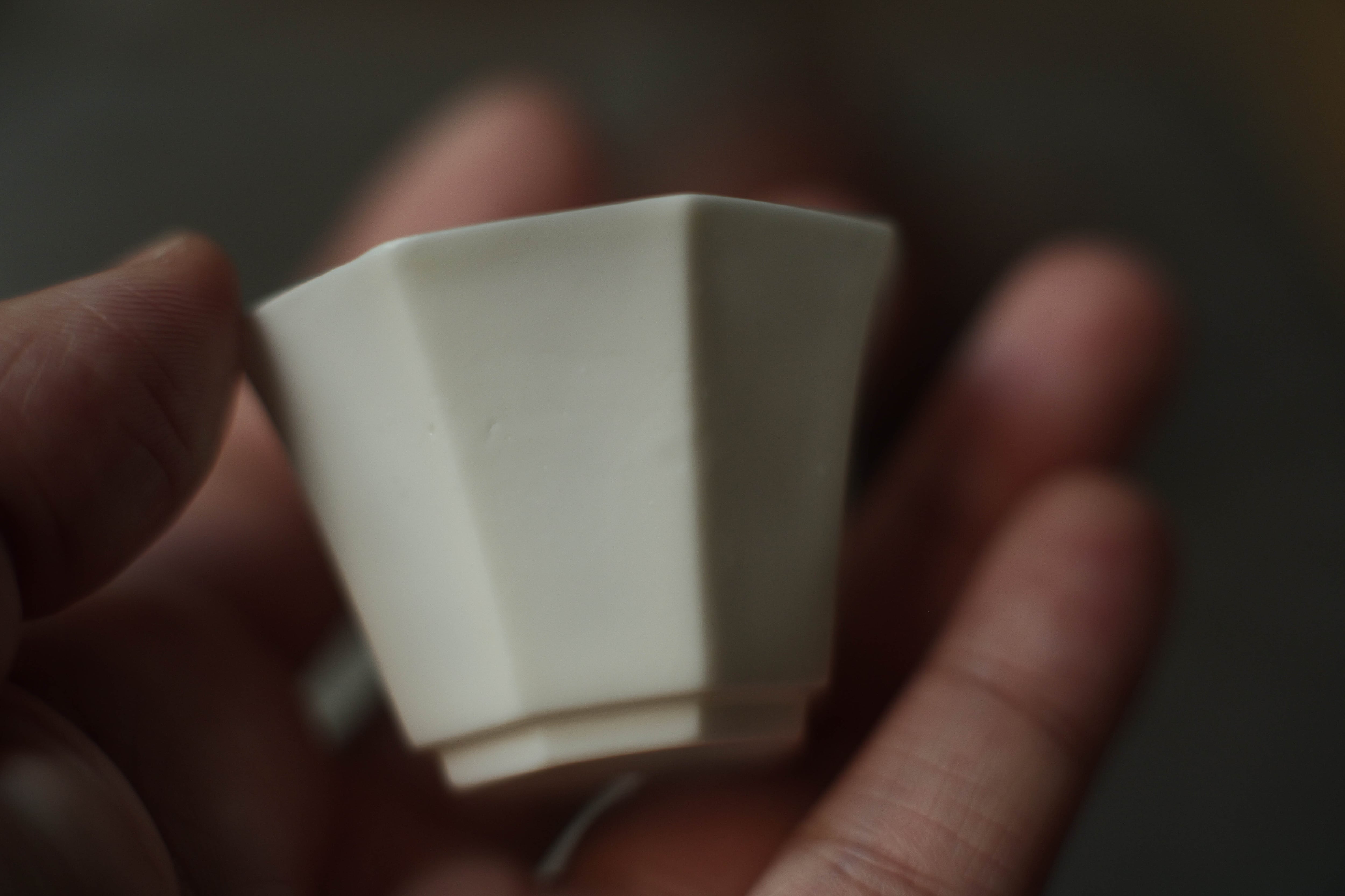 予約商品＞手拓薄胎白磁茶杯・八角＜徳化窯＞（型作り・手押し/約30cc