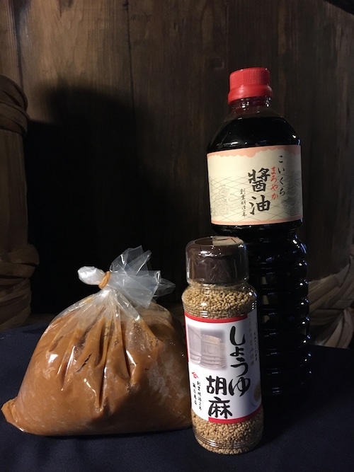 鍋庄商店  こいくちまろやか醤油1ℓ1本、しょうゆ胡麻1本、味噌1キロセット