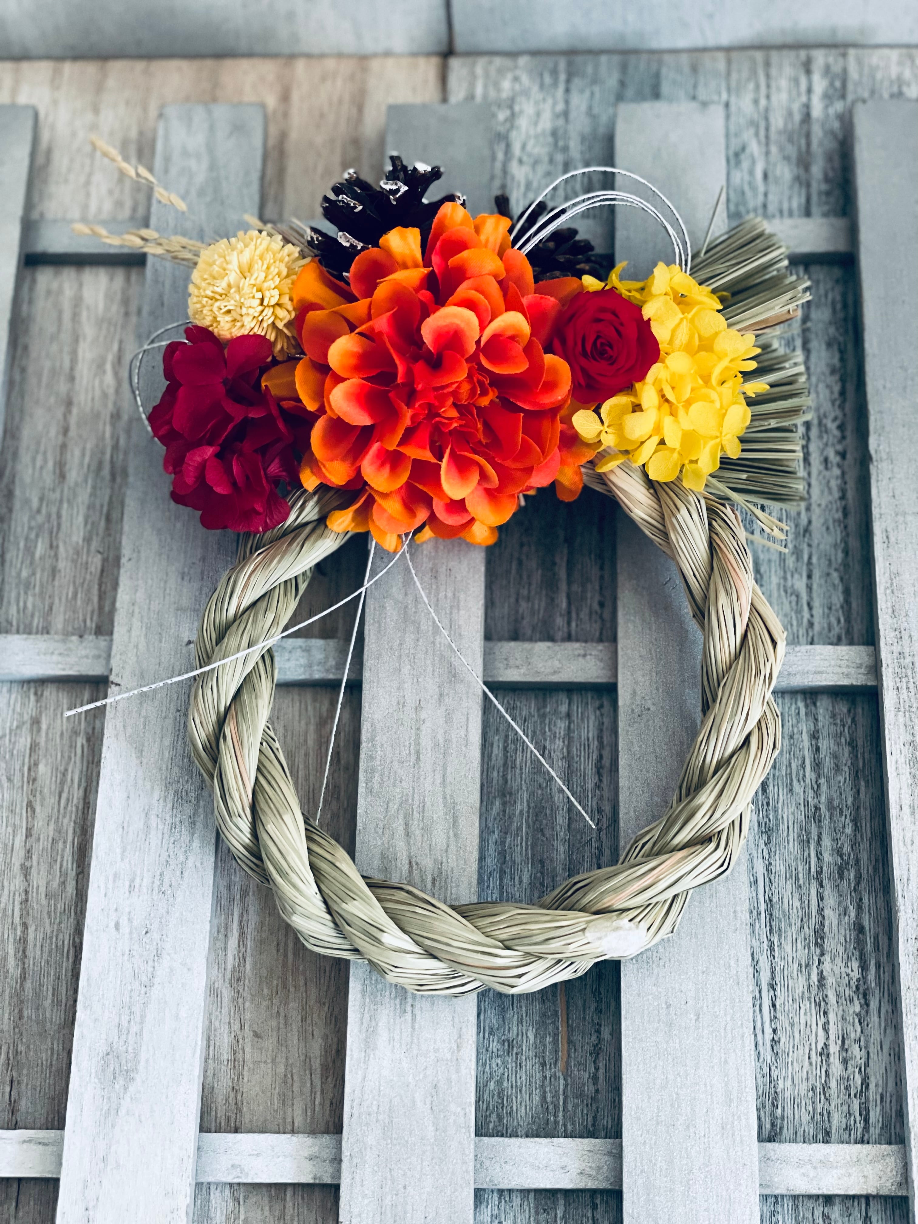 ☸オレンジダリアとバラの正月飾り しめ縄リース 花飾り☆謹賀新年