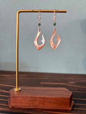 夜光貝のピアス　フィッシュフック