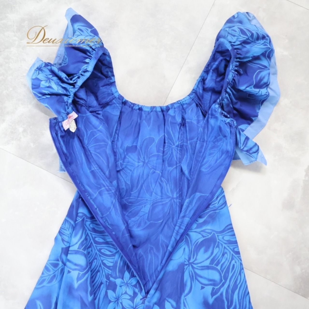 フラダンス 衣装 ワンピース ドレス ブルー系 CC Fashions ハワイ製 プルメリア柄 モンステラ柄 ハワイアンプリント アロハ フラ ダンス レッスン 練習 フリル 華やか 鮮やか さわやか 上品 かわいい おしゃれ 大人っぽい 青 水色 フラダンス用 トロピカル 美しい 夏 軽やか 柔らかい フェミニン