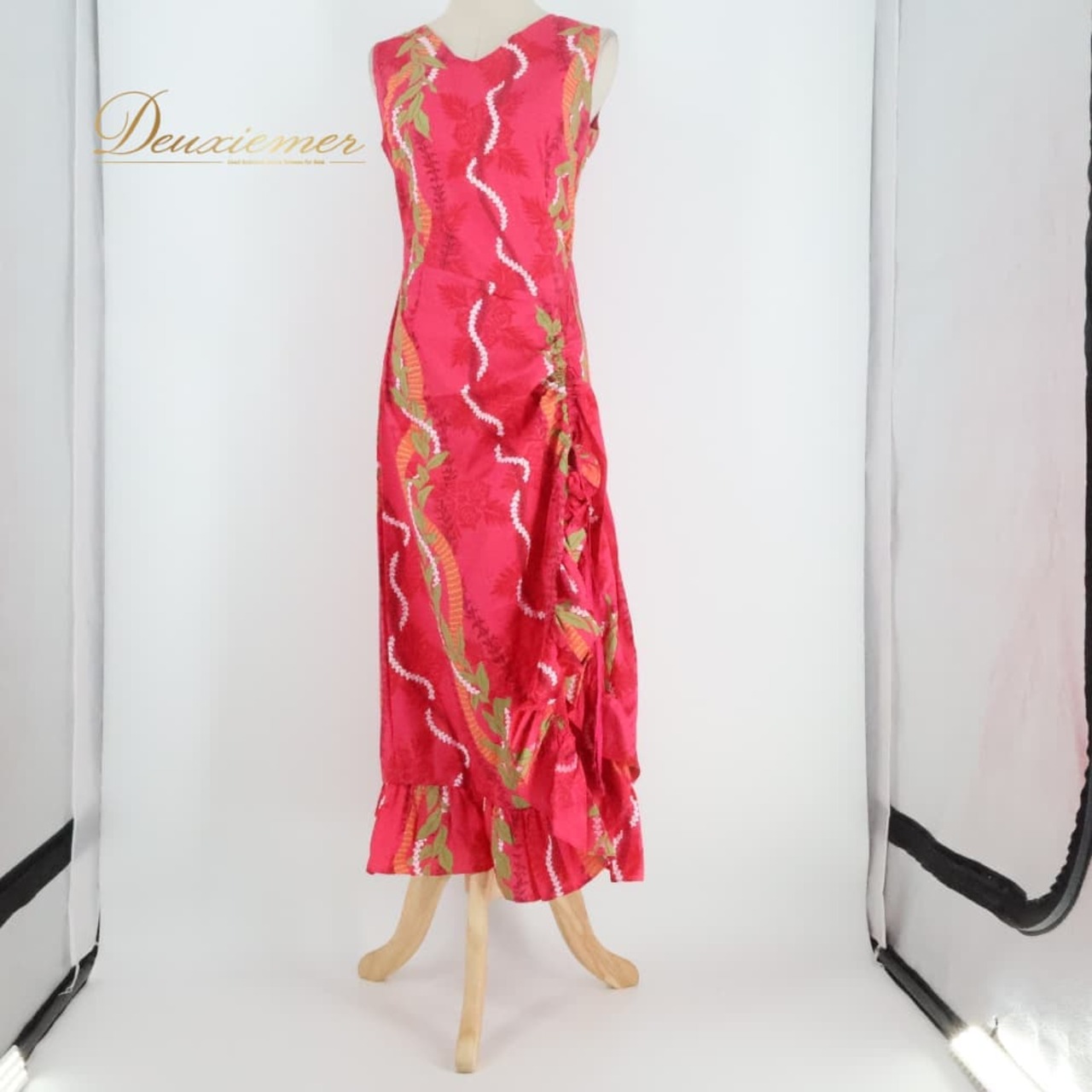 フラダンス 衣装 T&L MUUMUU FACTORY ムームーファクトリー ワンピース ドレス ピンク系 ハワイ製 スリット フリル かわいい 華やか 鮮やか 明るい ハワイアン アロハ ハワイアンプリント フラ ダンス レッスン 練習 オレンジ系