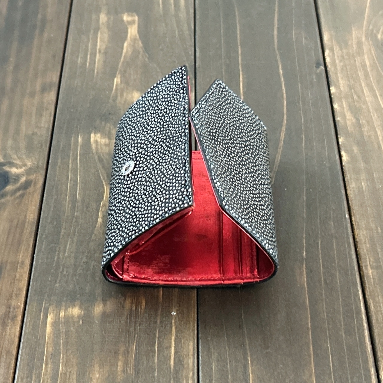 スティングレイ コンパクトウォレット オブシディアン シルバー