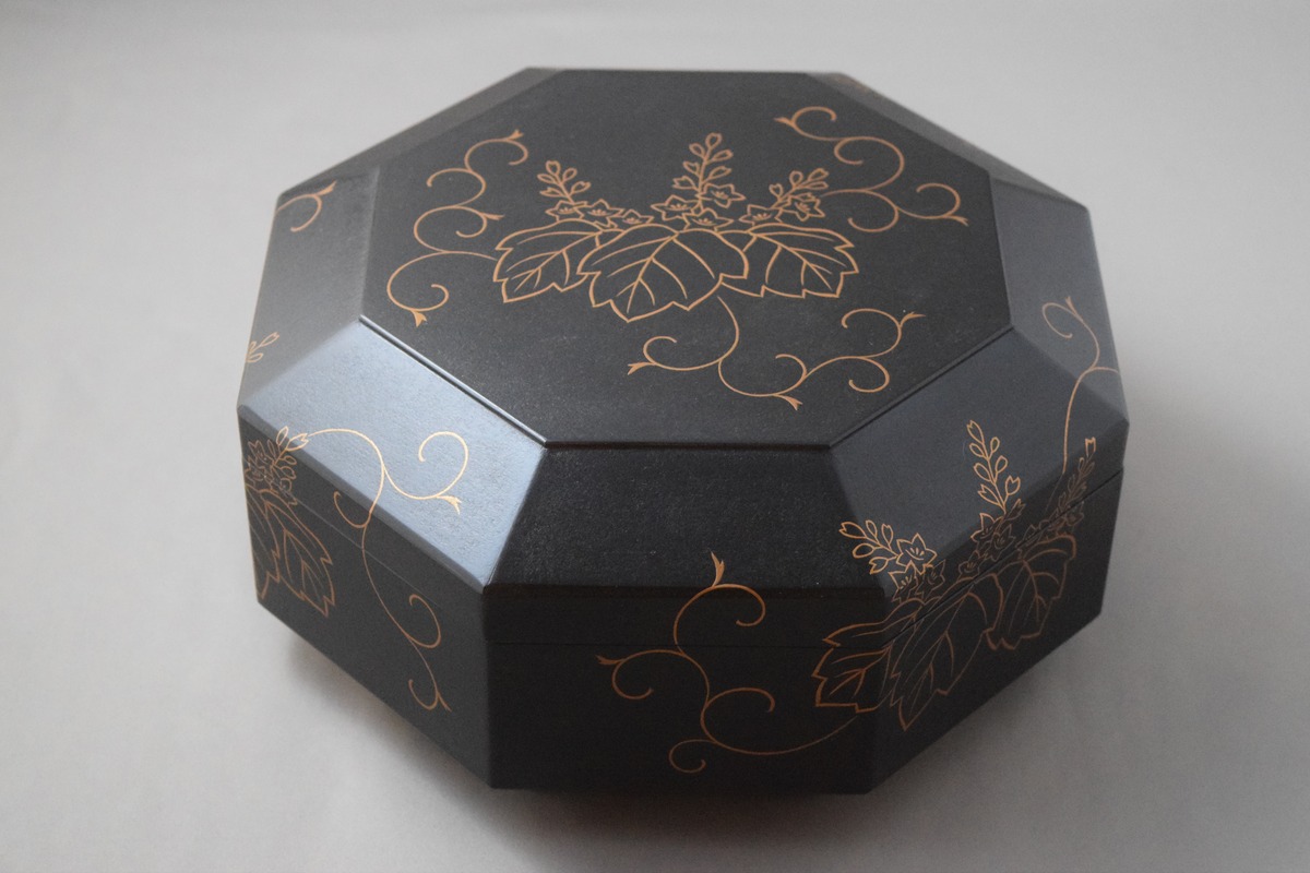 黒摺り上げ 八角食籠 踊り桐蒔絵 上杉満樹 作 | 上杉満樹工房