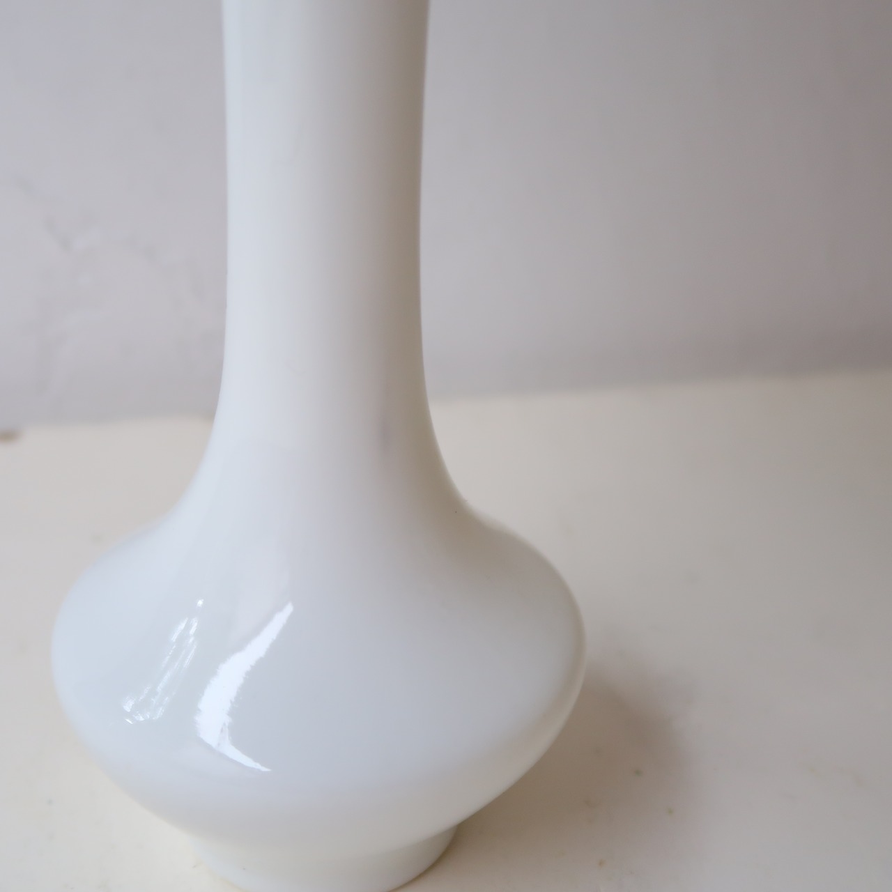 ホワイトのひらひら花瓶