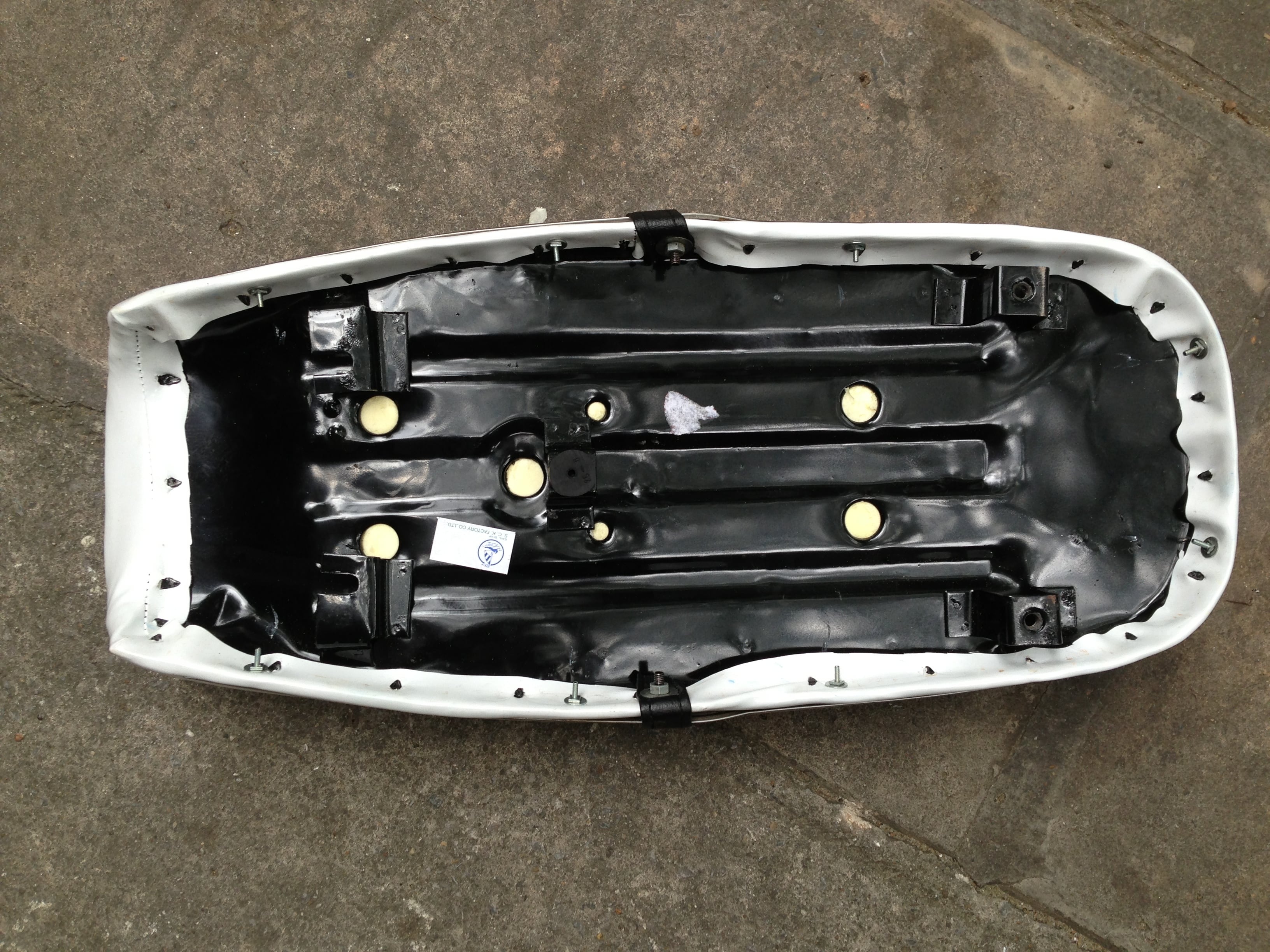 CB72 CB77 シート 黒/白 社外品」 | タイからお届け！