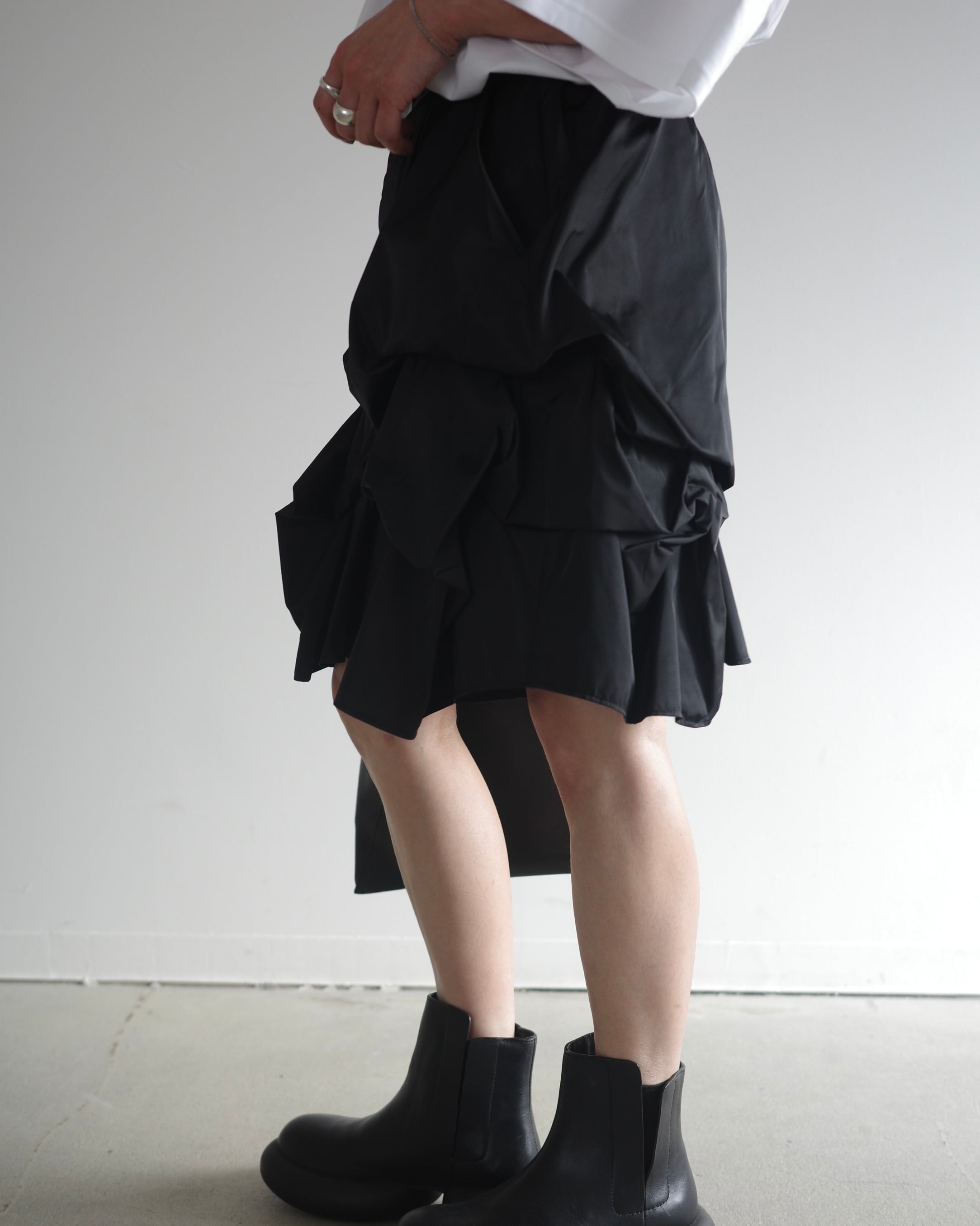 ENFOLD / DISTORTED SHAPE SHORT-PANTS | LA VILLA ROUGE