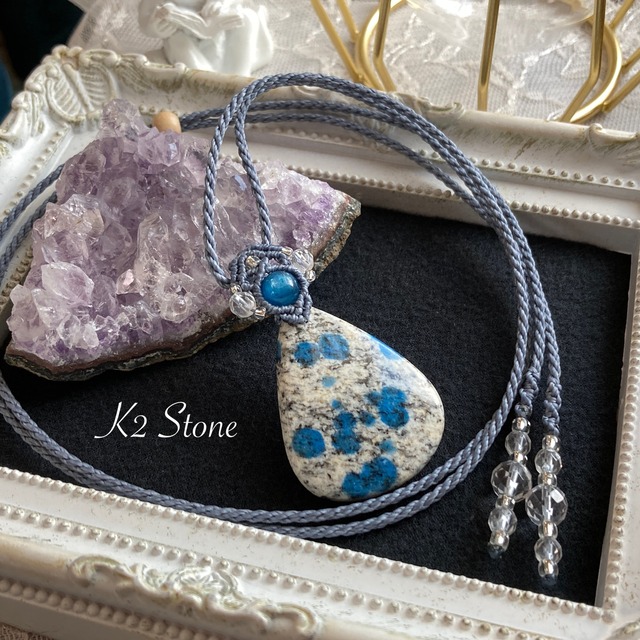 K2ストーン（アズライトイングラナイト）マクラメネックレス　金属アレルギー対応　ネックレス