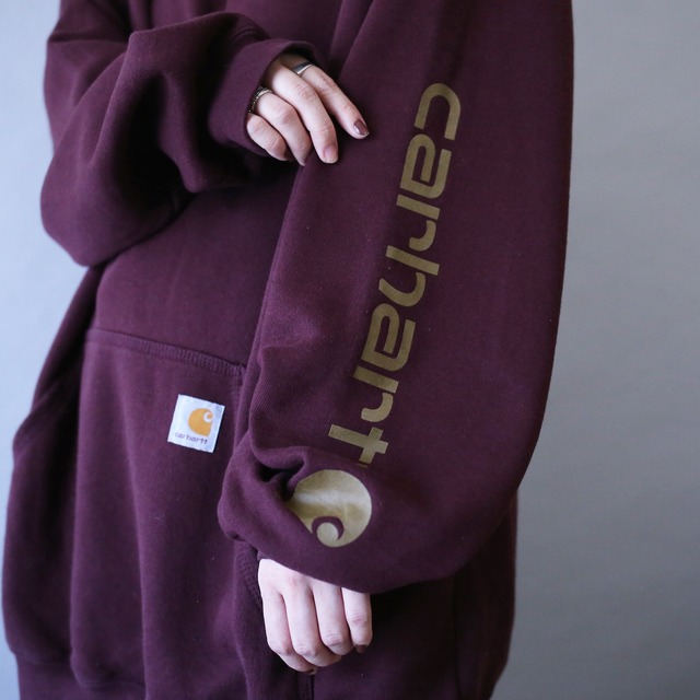 "Carhartt" sleeve logo printed over silhouette bordeaux sweat parka