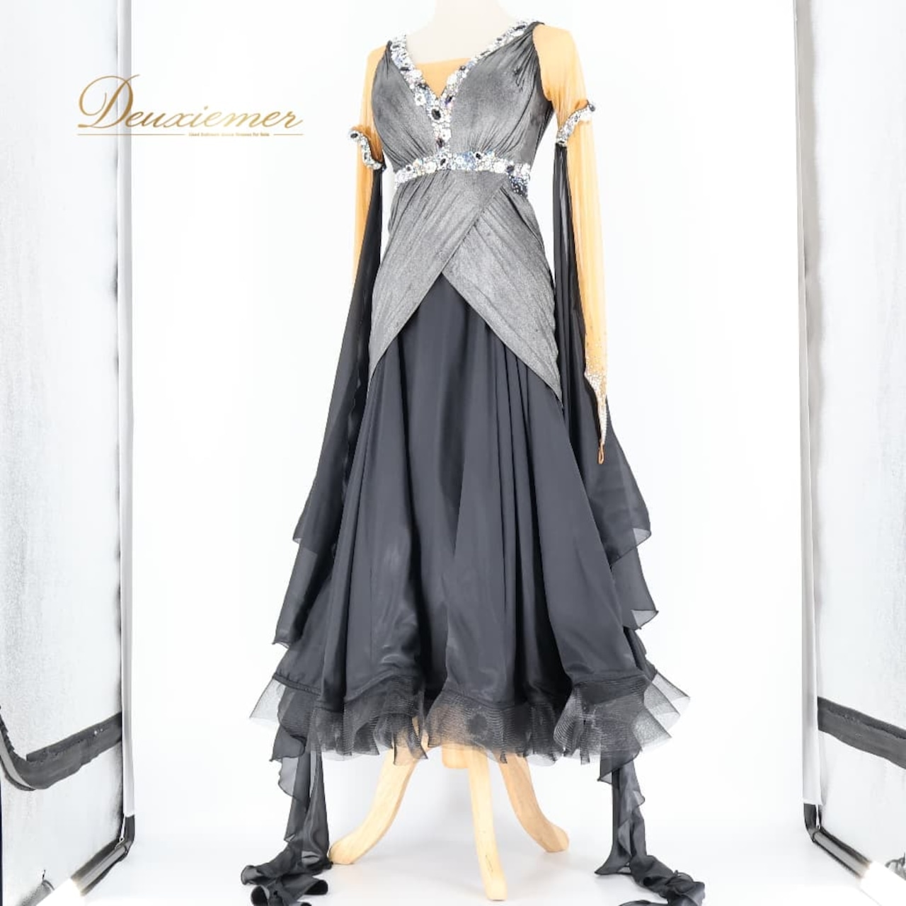 社交ダンス 衣装 TAKA DANCE タカダンス ドレス ワンピース スタンダード ブラック系 グレイ系 シルバー系 黒 グレー 光沢 軽い フロート レース 華やか シック 上品 デモ 競技 ダンス パーティ 発表会 エレガント 発表会衣装