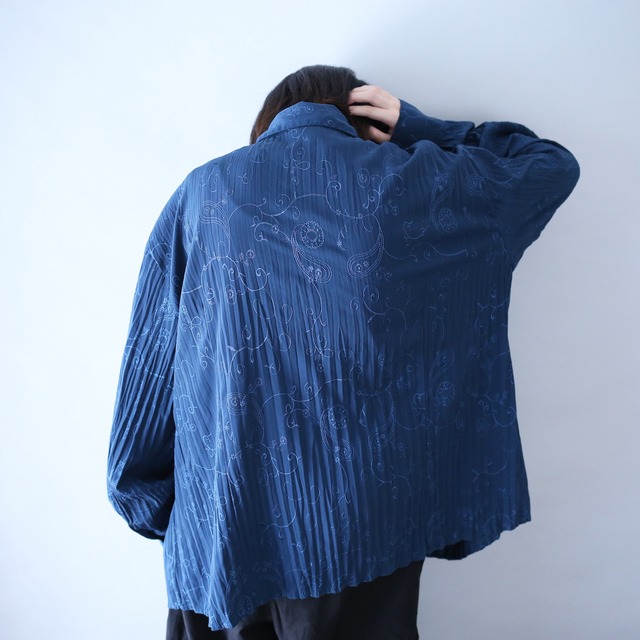 "刺繍" 蔦×花 motif pattern pleats design over wide silhouette shirt
