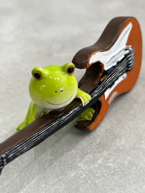 【カエルガクダン】ギターを弾く